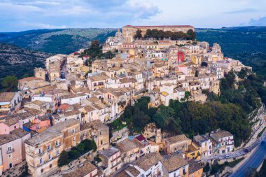 Ragusa (Ragusa Ibla), İtalya 'nın Sicilya adasındaki UNESCO miras kasabası. Ragusa İbla 'nın yukarıdan görünüşü, Ragusa ili, Val di Noto, Sicilya, İtalya. 