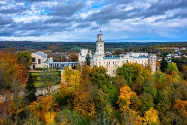 Hluboka nad Vltavou Şatosu Çek Cumhuriyeti 'nin en güzel kalelerinden biridir. Sonbaharda Hluboka nad Vltavou Şatosu 'nda kırmızı yapraklarla, Çek Cumhuriyeti. Hluboka nad Vltavou kalesinin renkli sonbahar manzarası.