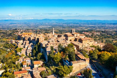 Harika mimarisi ve evleri olan Montepulciano köyü. Tuscany, İtalya 'da eski güzel bir kasaba. İtalya 'nın ortaçağ şehri Montepulciano' nun havadan görünüşü