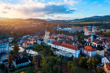 Çek Cumhuriyeti 'nin ortaçağ şatosuna bakan Vltava nehir kıyısındaki Cesky Krumlov kasabasının tarihi manzarası. Eski Cesky Krumlov kasabasının manzarası, Güney Bohemya, Çek Cumhuriyeti.