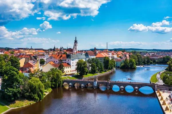 Mittelalterliche Stadt Pisek Und Historische Steinbrücke Über Den Fluss Otava Stockfoto