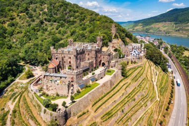 Clemenskapelle ile Reichenstein Şatosu, Ren Nehri 'nde Trechtingshausen. Orta Ren Vadisi, Rhineland-Palatinate, Almanya, Avrupa. Ortaçağ kaleleri vadisindeki Reichenstein kalesi.