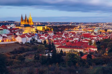 Prag sonbahar manzarası. Prag sonbahar manzaralı Saint Vitus katedrali. Prag 'da. Prag panoraması. Prag, Çek Cumhuriyeti. Kırmızı yapraklı Eski Şehir 'in manzaralı sonbahar manzarası. Çek Cumhuriyeti.