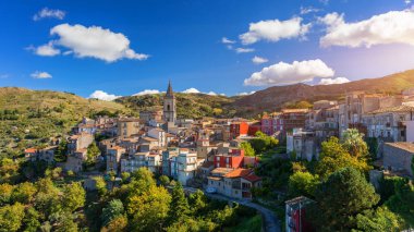 Novara di Sicilya şehrinin muhteşem manzarası. Novara di Sicilya 'nın, Sicilya' nın, İtalya 'nın, Avrupa' nın hava manzarası. Dağ köyü Novara di Sicilya, İtalya.