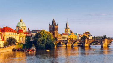 Çek Cumhuriyeti Prag 'daki Vltava nehri üzerindeki Eski Şehir İskelesi mimarisi ve Charles Köprüsü manzaralı. Prag ikonu Charles Bridge (Karluv Most) ve Eski Şehir Köprüsü Kulesi, Çek Cumhuriyeti.