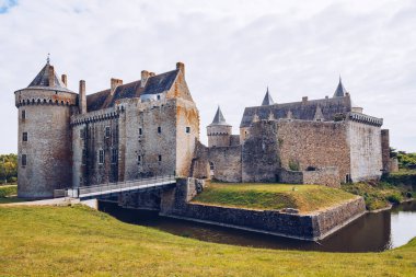 Chateau de Suscinio, Ortaçağ Kalesi, eski kale ve avcı kulübesi panoramik manzaralı. Morbihan Körfezi, Brittany (Bretagne), Fransa.