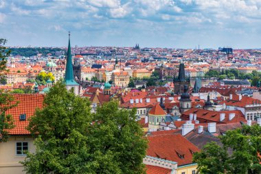 Prag'ın eski şehri. Çek Cumhuriyeti nehir Vltava üzerinde Charles Köprüsü silueti üzerinde. Kırmızı çatılı Prag panorama manzara manzarası. Petrin Tepesi'nden Prag manzarası, Prag, Çekya.