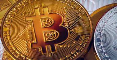 Cryptocurrencies altın bitcoin ile yığını. Bitcoin en önemli cryptocurrency kavram olarak. Bitcoin. Fiziksel bit sikke. Dijital para. Cryptocurrency. Altın madeni para ile bitcoin