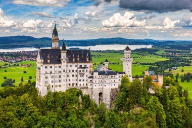 Fussen, Bavyera, Almanya yakınlarındaki Neuschwanstein Peri Masalı Kalesi. Ünlü Neuschwanstein Kalesi manzarası. Konum: Fussen yakınlarındaki Hohenschwangau köyü, güneybatı Bavyera, Almanya, Avrupa