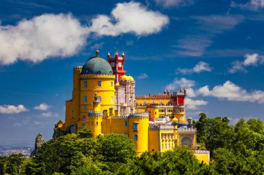 Sintra 'daki Pena Sarayı. Lizbon, Portekiz. Avrupa seyahatleri, Portekiz 'de tatiller. Pena Sarayı Panoramik Manzarası, Sintra, Portekiz. Pena Ulusal Sarayı, Sintra, Portekiz. 
