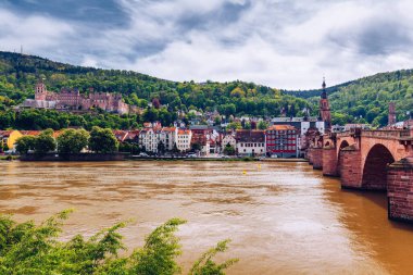 Eski Neckar Köprüsü ve Heidelberg city, Almanya