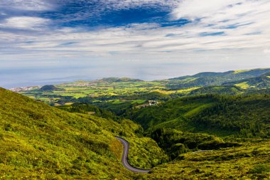 Azores panoramik doğal manzara manzarası, muhteşem manzaralı Portekiz adası. Volkanik kraterlerde ve yeşil alanlarda güzel göller. Turistik eğlence ve seyahat yeri. Azores, Portekiz.