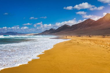Uçsuz bucaksız ufku olan harika Coffee Plajı. Arka planda volkanik tepeler ve Atlantik Okyanusu. Coffee Beach, Fuerteventura, Kanarya Adaları, İspanya. Playa de Coffee, Fuerteventura, Kanarya Adaları.