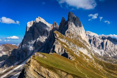 Seceda tepesine bak. Trentino Alto Adige, Dolomites Alps, Güney Tyrol, İtalya. Odle dağ sırası, Val Gardena. Majestic Furchetta zirvesi. Seceda 'dan tek kişilik grup, Santa Cristina Val Gardena.