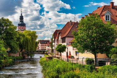 Almanya 'nın Ettlingen şehrinde Alb nehri ile. Alb Nehri ile Almanya 'nın Ettlingen eyaletinde yer alan bir şehirdir. Ettlingen, Baden Wurttemberg, Almanya. 