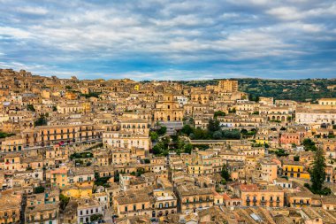 Modica, Sicilya, İtalya manzarası. Modica (Ragusa Eyaleti), Barok kasabasının manzarası. Sicilya, İtalya. Yukarıdan antik şehir Modica, Sicilya, İtalya
