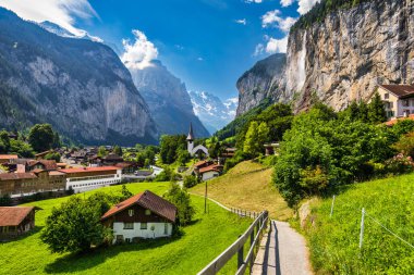 Ünlü kilisesi ve Staubbach şelalesi olan Lauterbrunnen Vadisi. Lauterbrunnen Köyü, Berner Oberland, İsviçre, Avrupa. Güneşli bir günde Lauterbrunnen Vadisi 'nin muhteşem manzarası, İsviçre.