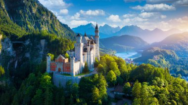 Fussen, Bavyera, Almanya yakınlarındaki manzaralı Neuschwanstein Şatosu. Hohenschwangau, Almanya 'daki Neuschwanstein Kalesi. 