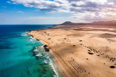 Corralejo Park, Fuerteventura, Kanarya Adaları 'ndaki kumsal manzarası. Corralejo Sahili (Grandes Playas de Corralejo) Fuerteventura, Kanarya Adaları, İspanya. Güzel turkuaz su ve beyaz kum.