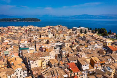Yunanistan 'ın Korfu adasının başkenti Kerkyra' nın panoramik manzarası. Kerkyra 'nın güneşli yaz günlerinde güzel binalarla hava aracı görüntüsü. Korfu Adası, Yunanistan. 