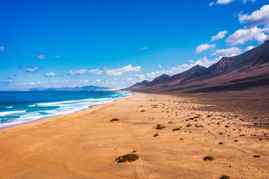 Uçsuz bucaksız ufku olan harika Coffee Plajı. Arka planda volkanik tepeler ve Atlantik Okyanusu. Coffee Beach, Fuerteventura, Kanarya Adaları, İspanya. Playa de Coffee, Fuerteventura, Kanarya Adaları.