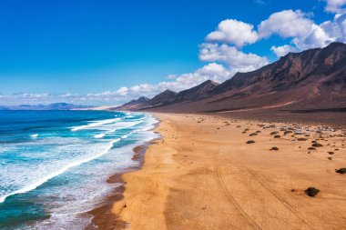 Uçsuz bucaksız ufku olan harika Coffee Plajı. Arka planda volkanik tepeler ve Atlantik Okyanusu. Coffee Beach, Fuerteventura, Kanarya Adaları, İspanya. Playa de Coffee, Fuerteventura, Kanarya Adaları.