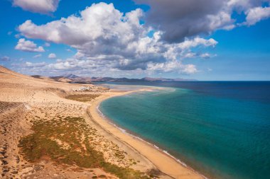 Jandia Yarımadası, Risco del Paso, Playas de Sotavento ve Laguna de Sotavento, Fuerteventura, Kanarya Adaları, İspanya, Atlantik, Avrupa. Uçurtma okyanusta uçuyor, Sotavento plajı, Fuerteventura