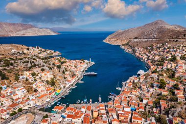 Renkli evler ve küçük teknelerle güzel Yunan adası Symi 'nin (Simi) havadan manzarası. Yunanistan, Suriye adası, Suriye (Rodos yakınlarında), Dodekanese manzarası.