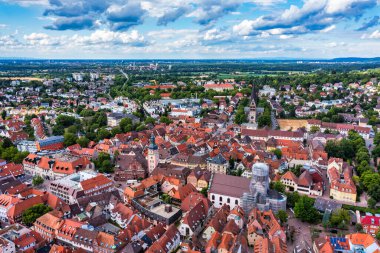 Bir nehir ve bir kilise ile Almanya'da Ettlingen Eski Şehir. Bir nehir ve bir kilise çan kulesi ile Ettlingen, Almanya, merkezi bir ilçe görünümü. Ettlingen, Baden Wurttemberg, Almanya.