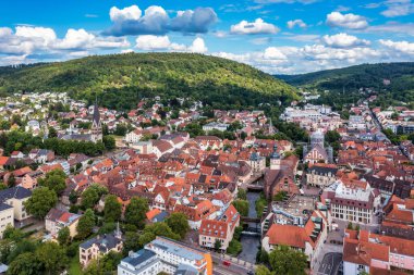 Bir nehir ve bir kilise ile Almanya'da Ettlingen Eski Şehir. Bir nehir ve bir kilise çan kulesi ile Ettlingen, Almanya, merkezi bir ilçe görünümü. Ettlingen, Baden Wurttemberg, Almanya.