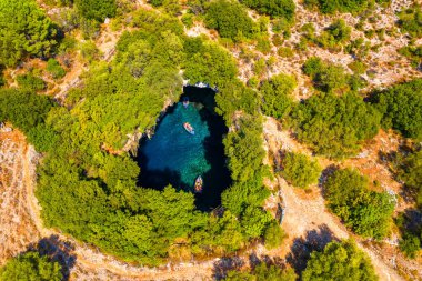 Yunanistan 'ın Kefalonia adasındaki ünlü Melissani Gölü. Yunanistan 'ın Kefalonia adasındaki Karavomylos köyündeki Melissani Mağarası' nın (Melissani Gölü) tepesinde. Melissani Mağarası yukarıdan görüldü.