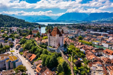 Thun şehrinin Alpleri ve Thunersee Gölü ile Panorama 'sı, İsviçre. Tarihsel Thun şehri ve Thun Gölü ile Bernese Highlands arka planda Alpler, Canton Bern, İsviçre.