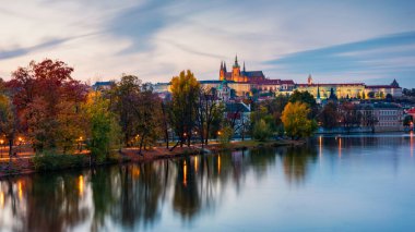 Prag sonbahar manzarası. Prag sonbahar manzaralı Saint Vitus katedrali. Prag 'da. Prag panoraması. Prag, Çek Cumhuriyeti. Kırmızı yapraklı Eski Şehir 'in manzaralı sonbahar manzarası. Çek Cumhuriyeti.