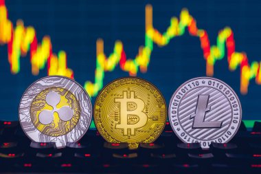 Bitcoin, litekoin ve dalgalı madeni paralar. Grafik tablosunda para birimi. Bitcoin en önemli kripto para birimi konseptidir. Ortasında altın bir bitcoin olan kripto para yığını.