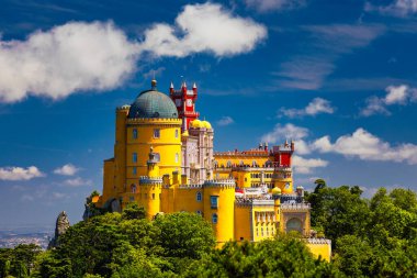 Sintra 'daki Pena Sarayı. Lizbon, Portekiz. Avrupa seyahatleri, Portekiz 'de tatiller. Pena Sarayı Panoramik Manzarası, Sintra, Portekiz. Pena Ulusal Sarayı, Sintra, Portekiz. 