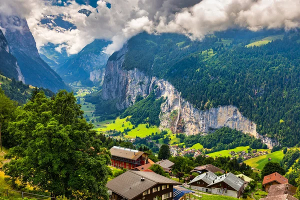 Ünlü kilisesi ve Staubbach şelalesi ile turistik alp köyü Lauterbrunnen 'in inanılmaz yaz manzarası. Konum: Lauterbrunnen Köyü, Berner Oberland, İsviçre, Avrupa.