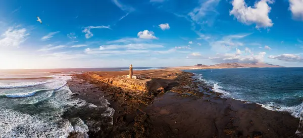 Punta de Jandia deniz feneri yukarıdan, hava mavisi deniz, Fuerteventura, Kanarya Adası, İspanya. Punta Jandia deniz feneri (Faro de Punta Jandia). Fuerteventura, Kanarya Adası, İspanya.