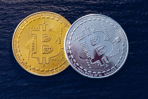 Kryptowährung Goldmünze Mit Bitcoin Symbol Auf Isoliertem Schwarzem Hintergrund Bitcoin Stockfoto