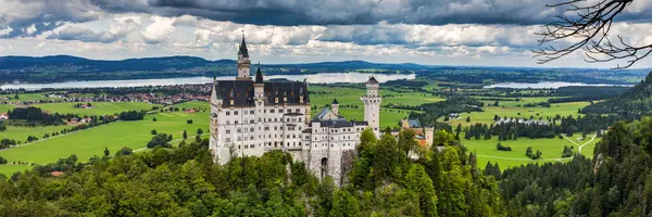 Berühmtes Schloss Neuschwanstein Mit Malerischer Berglandschaft Bei Füssen Bayern Deutschland Stockbild