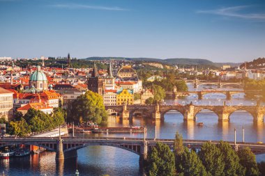 Günbatımı güneş, Prag, Çek Cumhuriyeti Prag görünümü köprüleri ve Vltava Nehri tuttu
