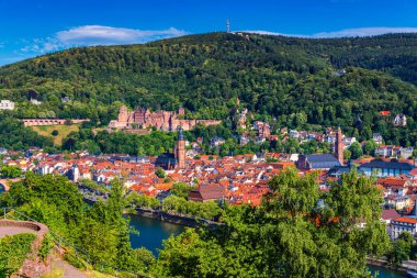 Neckar nehri, Almanya 'daki Heidelberg kasabası. Heidelberg kasabası ünlü Karl Theodor eski köprüsü ve Heidelberg kalesi, Almanya. 