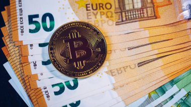 Euro parasına karşılık Altın Bitcoin. Bitcoin şifreli para birimi. Kripto para birimi konsepti. Avro banknotlu Bitcoin. Avro banknotlarına istiflenmiş bitcoin 'ler.
