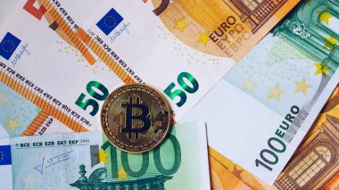 Euro parasına karşılık Altın Bitcoin. Bitcoin şifreli para birimi. Kripto para birimi konsepti. Avro banknotlu Bitcoin. Avro banknotlarına istiflenmiş bitcoin 'ler.
