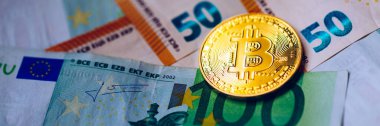 Euro parasına karşılık Altın Bitcoin. Bitcoin şifreli para birimi. Kripto para birimi konsepti. Avro banknotlu Bitcoin. Avro banknotlarına istiflenmiş bitcoin 'ler.