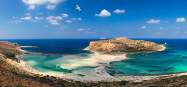 Yunanistan 'da Girit' teki Balos Lagoon ve Gramvousa adaları üzerinde martılar uçuşuyor. Kaptan Tigani ortada. Yunanistan 'ın Girit adasındaki Balos plajı. Balos sahilinin berrak suyu.