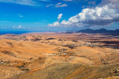 İspanya 'nın Kanarya Adaları' ndaki Fuerteventura Adası 'ndaki Betancuria Ulusal Parkı. Fuerteventura 'daki Betancuria Ulusal Parkı' nın insansız hava aracından muhteşem bir manzara.