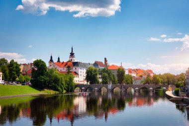 Orta Çağ Pisek Kasabası ve Çek Cumhuriyeti 'nin Güney Bohemya bölgesindeki Otava nehri üzerindeki tarihi taş köprü. Pisek Stone Köprüsü, Çek Cumhuriyeti 'nin en eski korunmuş erken dönem Gotik köprüsü..
