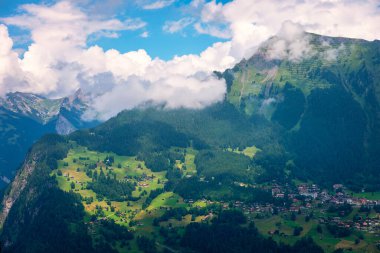 Lauterbrunnen Vadisi 'nin kıyısındaki Wengen köyünün manzarası. İsviçre 'nin Bern kantonundaki Interlaken bölgesinde Wengen köyünde geleneksel yerel evler.