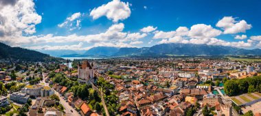 Thun şehrinin Alpleri ve Thunersee Gölü ile Panorama 'sı, İsviçre. Tarihsel Thun şehri ve Thun Gölü ile Bernese Highlands arka planda Alpler, Canton Bern, İsviçre.