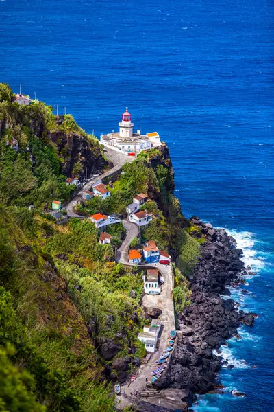 Ponta do Arnel, Nordeste, Sao Miguel Adası, Azores, Portekiz 'deki deniz fenerine kadar dramatik bir manzara. Sao Miguel Adası, Azores, Portekiz 'de Nordeste yakınlarındaki Deniz feneri Arnel' i. 